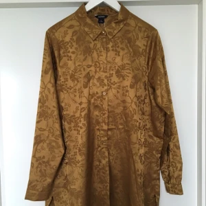  - Skjorta från Monki!! Superfin skjorta, materialet påminner om silke! I mkt fint skick✨✨😀✌🏼️