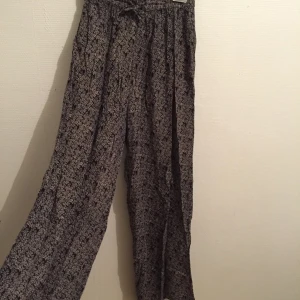  - Sköna byxor med fint mönster, höga i midjan & snygga till en croptop! Står storlek M men passar mig som är XS-S också, resår & snörning i midjan
Frakt 25kr