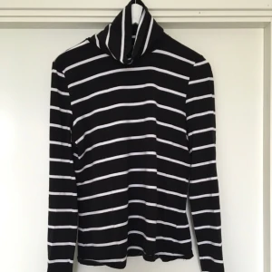  - Snygg polo från Monki!!! ✨😀 ej stickad👐🏼