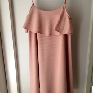  - Gammelrosa klänning med tunna axelband. Lite volang runt bysten. Använd 1gång! 