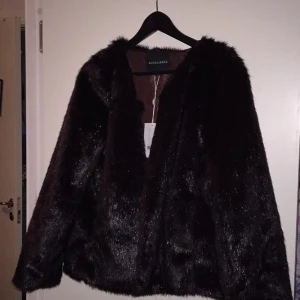  - Fuskpäls helt ny, köpt för 599. Pris kan diskuteras då jag aldrig kommer använda denna! Från Rut & circle
