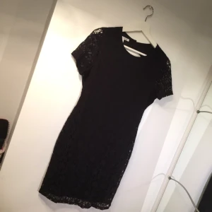  - Jättefin klänning från Nelly. Aldrig använd. Swishbetalning, frakt tillkommer.  