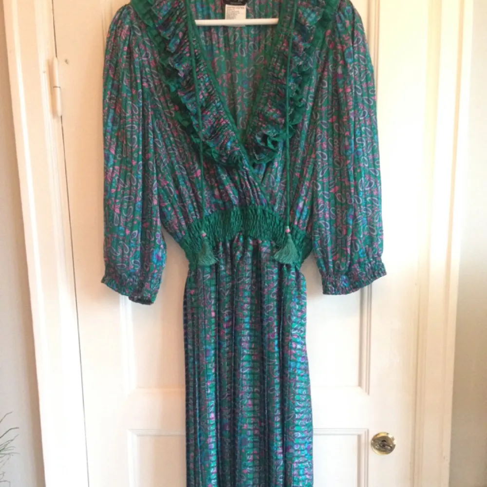 Fantastisk vintage designerklänning av Diane Freis. Färgerna är mer knalliga än bilden visar. Passar storlek 36-38, kanske även 40.  Betalning via Swish, jag möter upp i sthlm. . Klänningar.