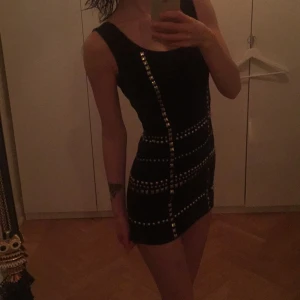  - Säljer en nitklänning, den är ganska kort så kan även användas som linne om man så vill det. 