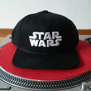  - NY! DEDICATED/Star Wars snapback med fotoprint på skärm. Passar bäst på någon med medium huvud men kan justeras. 