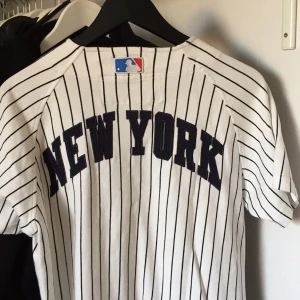  - Aldrig använd Yankess tröja. Står 40 i den men är mer som en XS/S