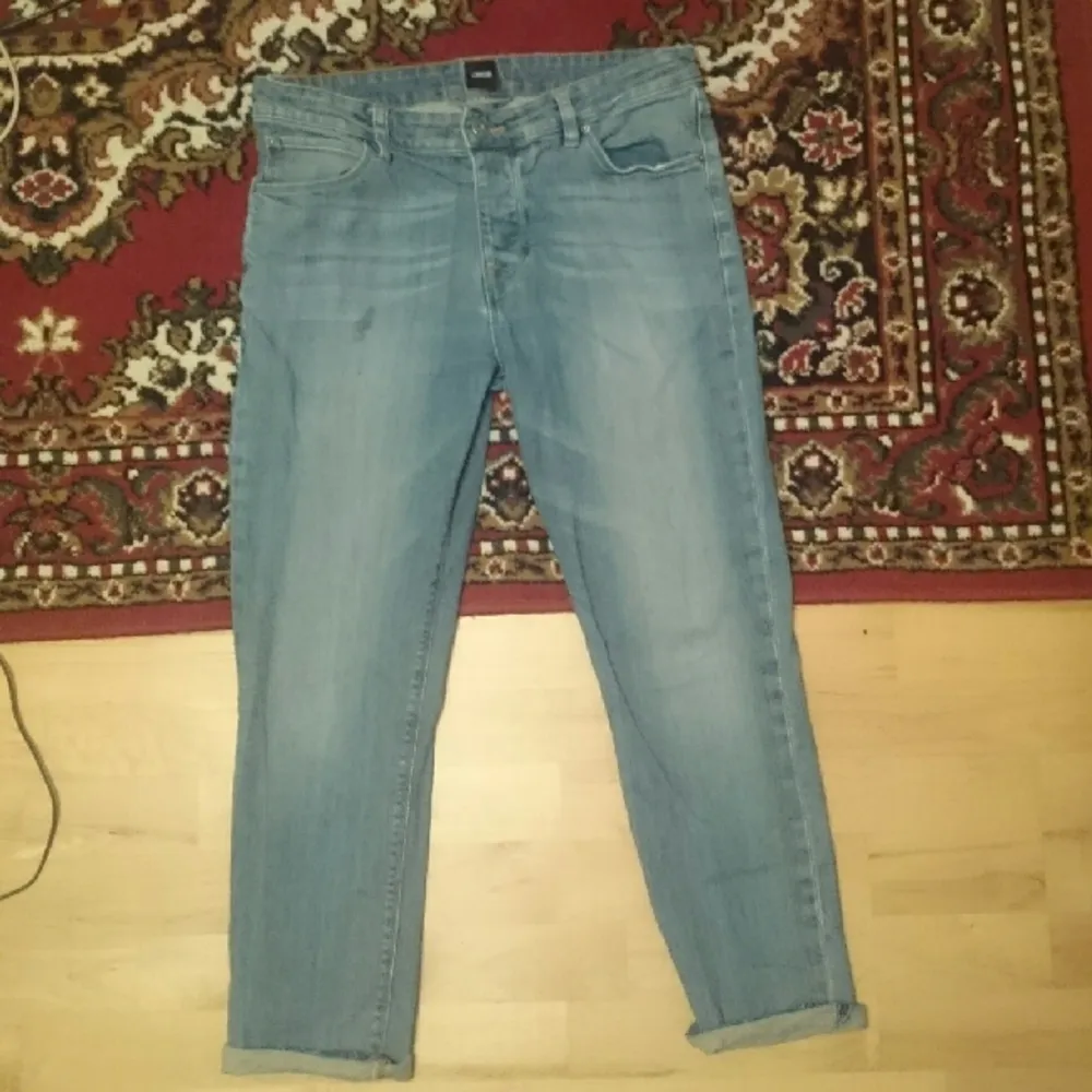 Cropped jeans i light denim wash från populära ASOS, mycket snygga med korrekt passform för de som har strl 32/32!
Säljes pga fel storlek vid beställning
Originalpris 269:- SEK, köparen står för frakt!
Modell (jag) är 178 cm lång. Jeans & Byxor.