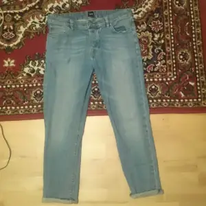Cropped jeans i light denim wash från populära ASOS, mycket snygga med korrekt passform för de som har strl 32/32!
Säljes pga fel storlek vid beställning
Originalpris 269:- SEK, köparen står för frakt!
Modell (jag) är 178 cm lång