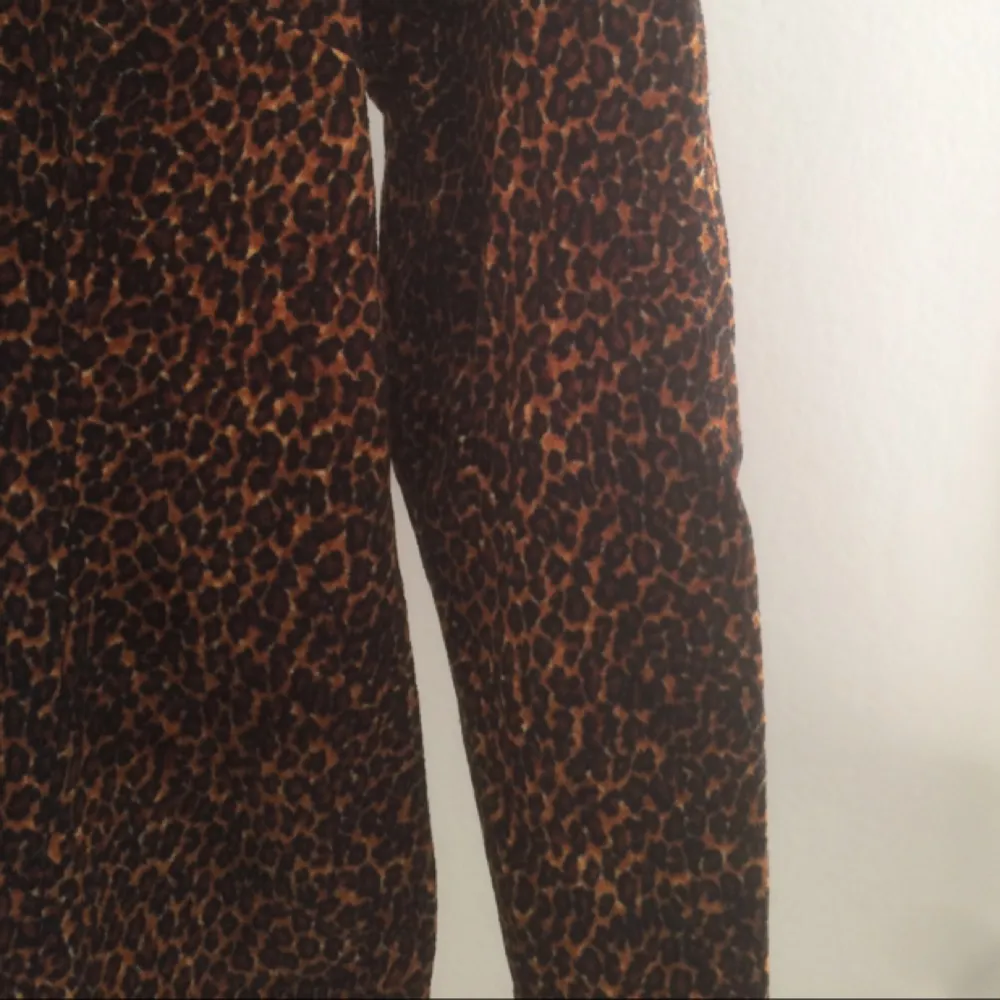 Leopardmönstrad tröja i kortare modell. Lite plysch-aktigt tyg, men absolut inte glansigt. Hög u-ringning. . Toppar.