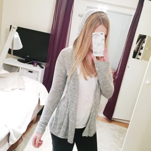  - Mysig cardigan från American Eagle, köpt i USA för runt 300 kr. Stretchigt material! Frakt tillkommer