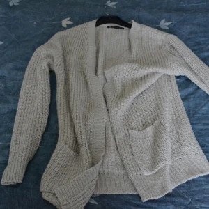  - Kofta som kommer från New Yorker. 
Storlek L men lär passa M också 
jääättemysig 🙈