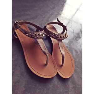  - Sandaler köpta i en Boutique i Nice, Frankrike. 
Använda max 3 gånger
Skickar gärna men då står köparen för frakten ☺️ 