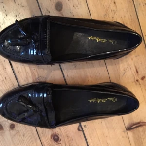  - Superfina lack loafers från Miss Selfridges. Strl 37. Endast provade utomhus 1 gång så absolut nyskick!