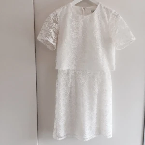  - STUDENTKLÄNNING 
perfekta studentklänningen från Galmorous beställd från Nelly 
E fast använd 1 gång, nyskick!