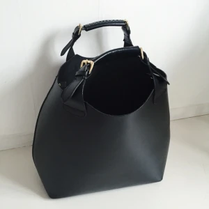  - Helt oanvänd lyxig skinnväska från ZARA 👜💅🏻 Nypris 1200kr. 

100% buffalo leather. Inuti finns ett stort avtagbart fack i tyg med dragkedja. Den har även en axelrem på 80cm. Frakt runt 80kr. Jag har svisch 💞