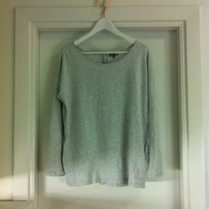  - Avslappnad bomullströja med trendiga knappar längs med ryggen. Storlek S men är oversize-modell så passar även M avslappnat och skönt.
Fint skick men är dålig på att använda den så förhoppningsvis kan någon annan ge den ett bättre hem! 