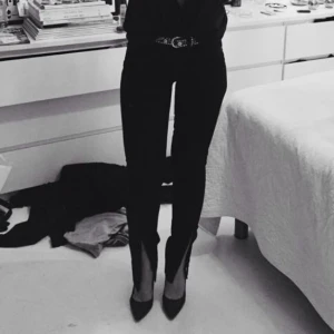  - Svarta Acnejeans med slits nedtill