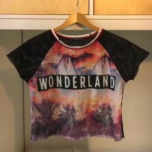  - Sportig nättröja köpt i London. Knappt använd!