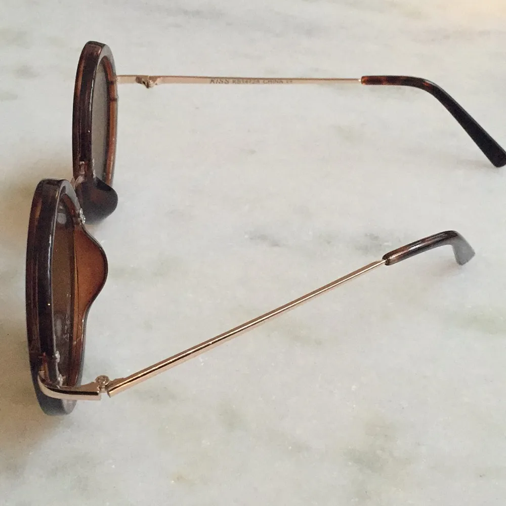 Solglasögon av den större modellen med tunna bågar
Sköldpaddemönster
Vintage 
Köpta i LA. Accessoarer.