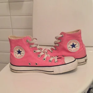  - Jag säljer mina rosa Converse i storlek 37 då de knappt blivit använda. De är i mycket bra skick. Jag tycker de är storleksenliga!