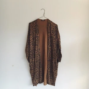  - Längre cardigan i leopardmönster. 
50% bomull 50% akryl
Sparsamt använd.
Fin! 