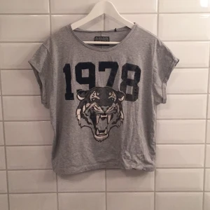  - Jag säljer min T-shirt ifrån Carlings i storlek S. Trycker är delvis i sammet och har slitits bort lite, men det tycker jag inte gör någonting!🙈 Den är annars i bra skick. Jag tycker den är storleksenlig men passar även M!