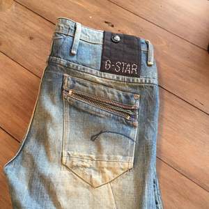 G-star jeans i modellen Ocean vintage loose tapered wmn. Snygga jeans med riktigt snygga detaljer. I väldigt gott skick.