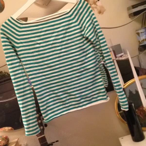  - Sjukt snygg randig båt-ringad crop top med retrokänsla. XS-S.