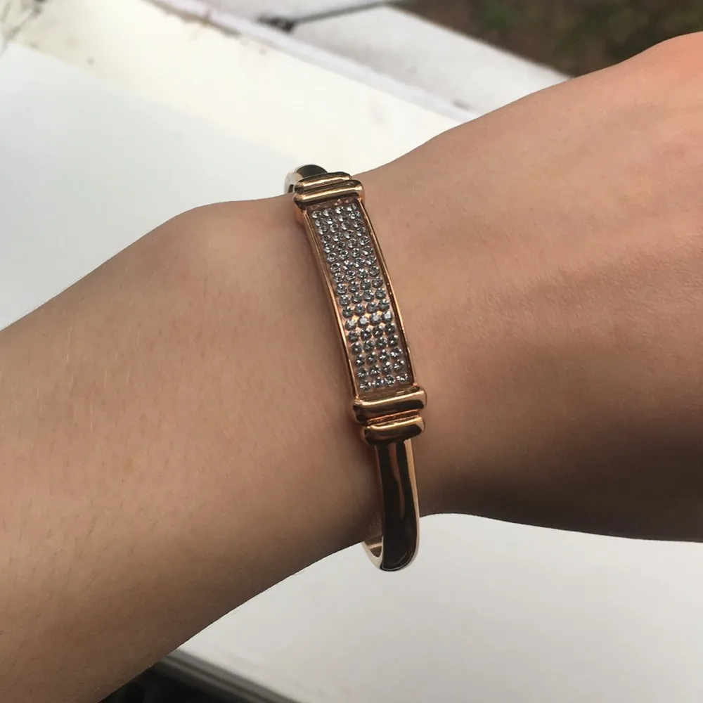 Fint armband från DYRBERG/KERN, inköpt för 900kr endast använd 1 gång och är i nyskick. . Accessoarer.