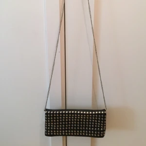  - Nästan oanvänd väska. Smart design så inget ramlar ut.