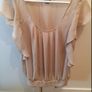  - Jättefin blus i nude från forever21. Pga av den lösa passformen och resåren längst ner så passar den både en small och en medium. 