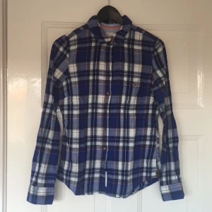  - Skjorta från H&M. Välvårdad.