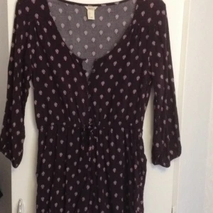  - Byxdress med korta ben . Forever 21 . Aldrig använd . 30 kr frakt tillkommer . St L men mer som M . 