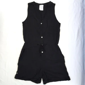  - Fin silkes jumpsuit från solo, använd en gång men råkade bli tvättat i maskin så nu har den fått en lite urtvättad look, fortfarande fin men för stor storlek för mig tyvär!