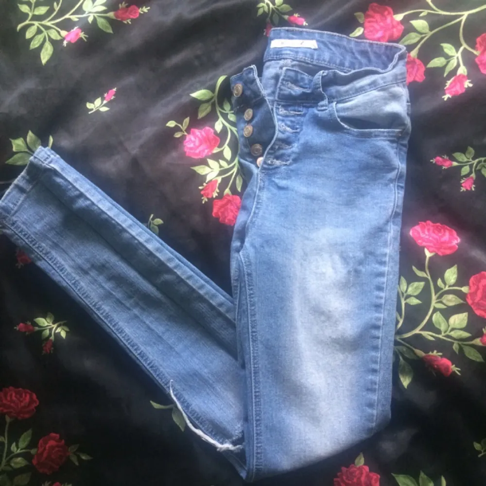 Tajta 
Highwaisted jeans med uppklippta knän och ingen gylf utan knappar. Jeans & Byxor.