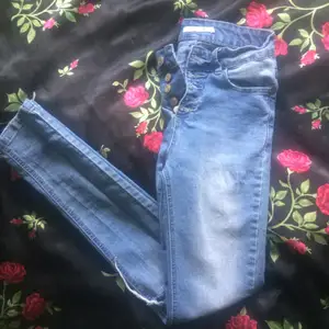 Tajta 
Highwaisted jeans med uppklippta knän och ingen gylf utan knappar