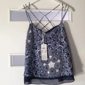  - Ett sött linne från Kappahl med en "slit" i ryggen 
Helt ny med lappar kvar
Kan skickas mot fraktkostnaden 