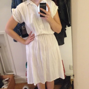  - Naturvit klänning. Tunn, lätt och somrig. 
Går bra att mötas upp i Stockholm, eller så kan jag skicka, men då betalar ni frakten. 
Swish, cash eller överföring går bra.