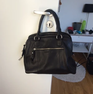  - Svart läderväska från märket Stockholm med tre stora fack, finns ett avtagbart axelband med. Använd endast två-tre gånger och i superfint skick! 