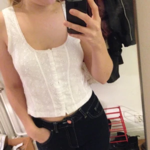  - Går bra att mötas upp i Stockholm, eller så kan jag skicka, men då betalar ni frakten. 
Swish, cash eller överföring går bra.