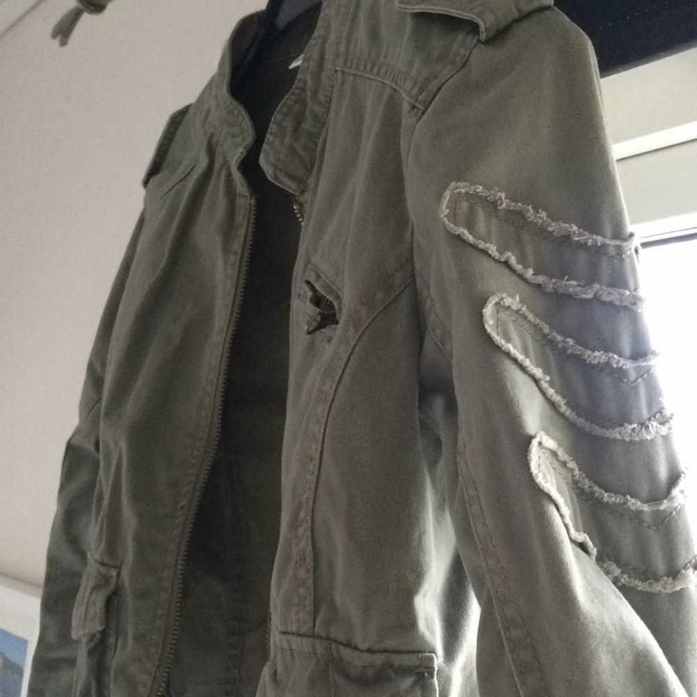 Grön militärinspirerad jacka i Plick Second Hand