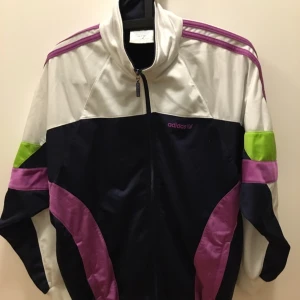  - Retrooooo!!! Älska! Finaste adidaströjan med den rätta känslan! I fint skick✌🏼️✨ vit, grön, lila/rosa, marinblå