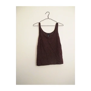  - Vinrött linne från H&M i storlek 34. Frakt 14kr ✨