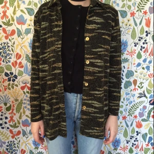  - KAXIG glittermönstrad skjorta 
Obs. Milt glitterregn kan falla vid rörelse