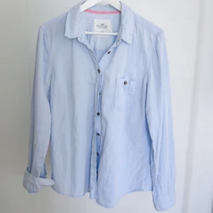  - Mysig skjorta från hm logg. Den är märkt strl 42 men jag har haft den som oversize! Frakt 35kr. Jag har svisch 📦✨ 