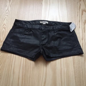  - Shorts i skinnimitation från Forever21. Oanvända med prislapp kvar. 