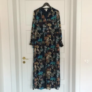  - Superfin långklänning i löst sittande modell. Från hm och aldrig använd! Köparen står för frakt. 