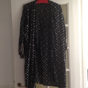  - Kimmono/morgonrock. Vintage. 
 Kan mötas upp i Stockholm eller skicka. Köparen står för frakten. 