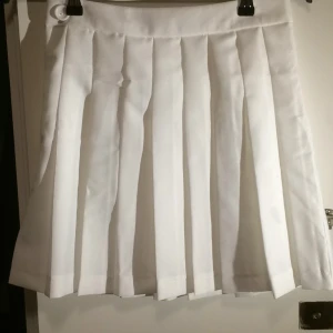  - Vit söt kjol...Waist: 26-27 inch. | Aldrig använd👌🏻|