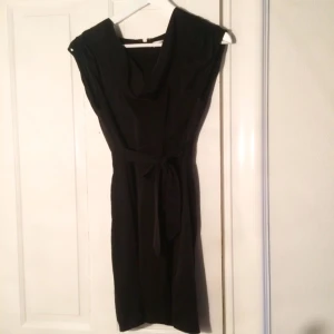  - Klänning från mq, märke Paris kate &I, 100kr strl 34 men stor